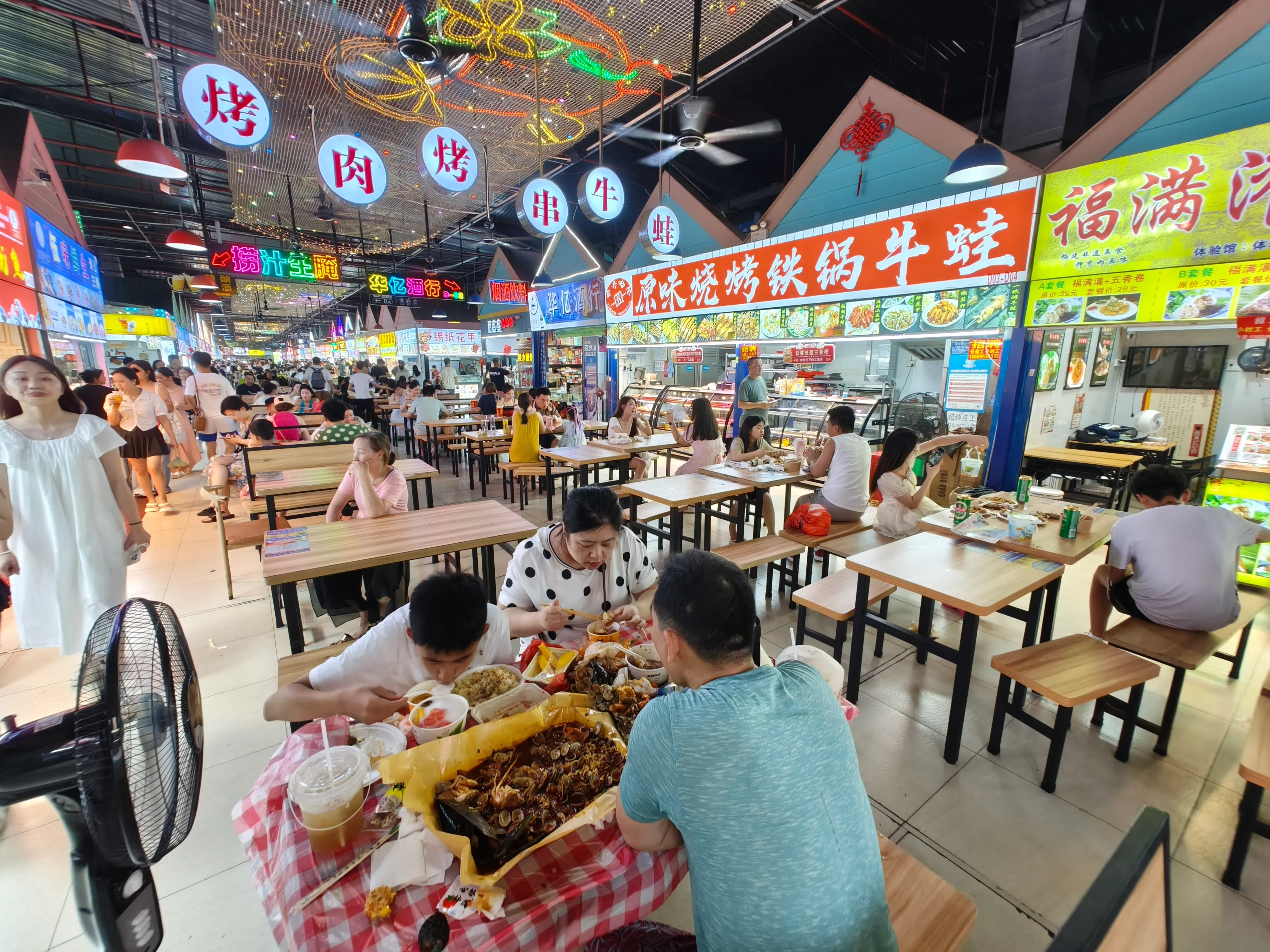 逛夜市吃大排档是一种充满烟火气的体验。（李雅歌摄）