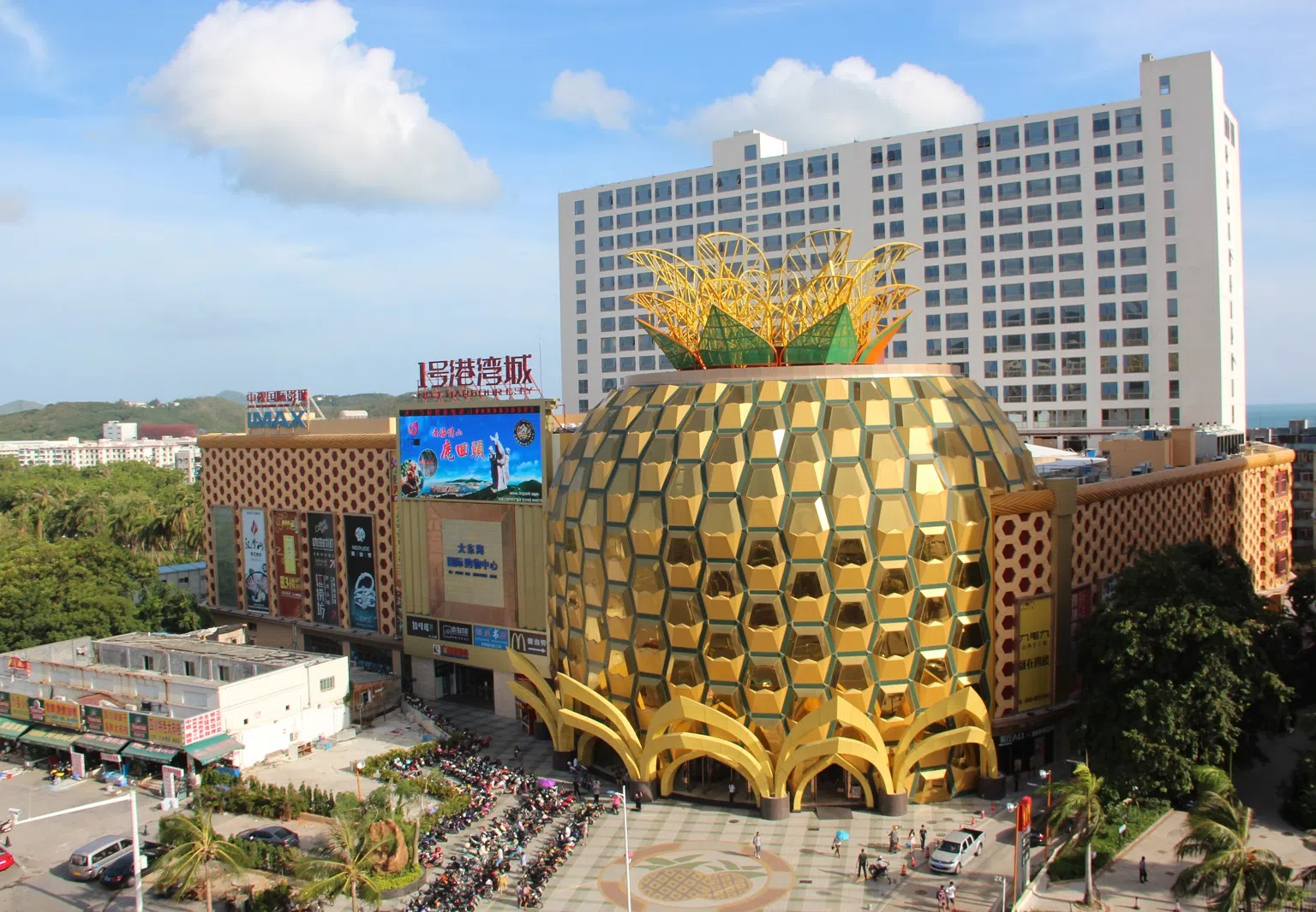 到一号港湾城逛一逛，也少不了与大菠萝拍照打卡。（图/三亚市旅游发展局提供）