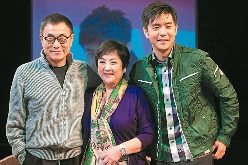 刘家昌（左）和甄珍（中）及儿子章立衡一家三口幸福洋溢的样子，已成追忆。（互联网）