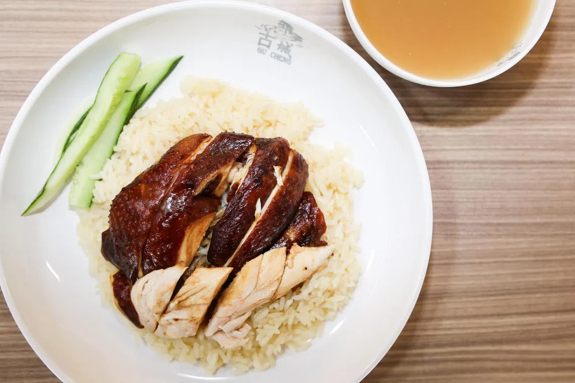 古城油鸡饭面，鸡肉滑嫩，卤香十足。（陈斌勤摄）