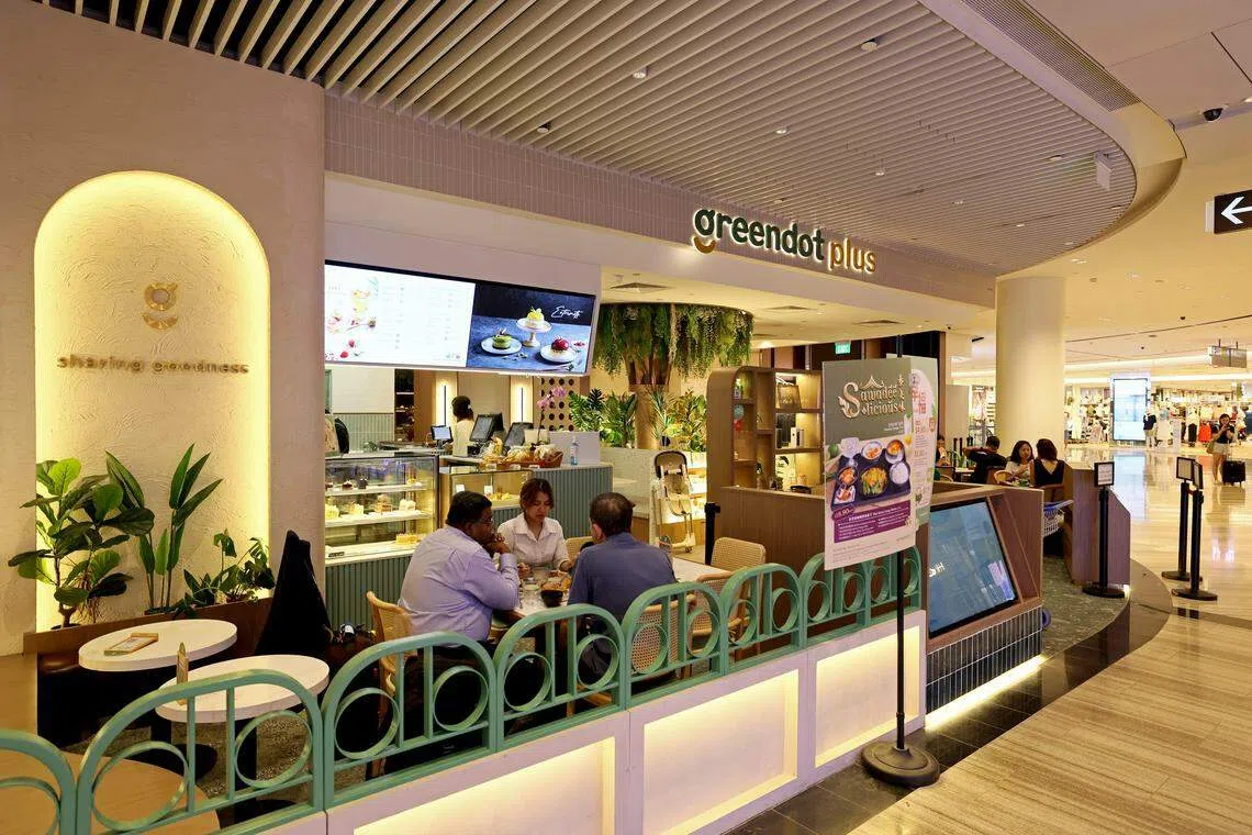 Greendot Plus位于星耀樟宜B1楼层，是机场少有的素食餐馆，选择比其他11家Greendot分店丰富多样。（龙国雄摄）