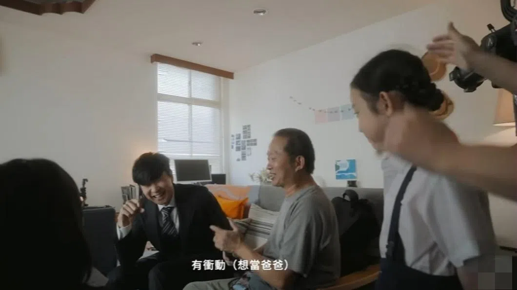 林俊杰（穿西装者）拍MV被气氛感染，有当爸冲动。（互联网）