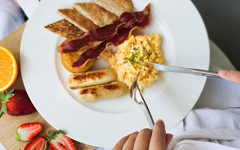 一觉起来，在床上享用丰盛的早餐开启美好的度宅假。（图/樟城坊辉盛凯贝丽酒店提供）