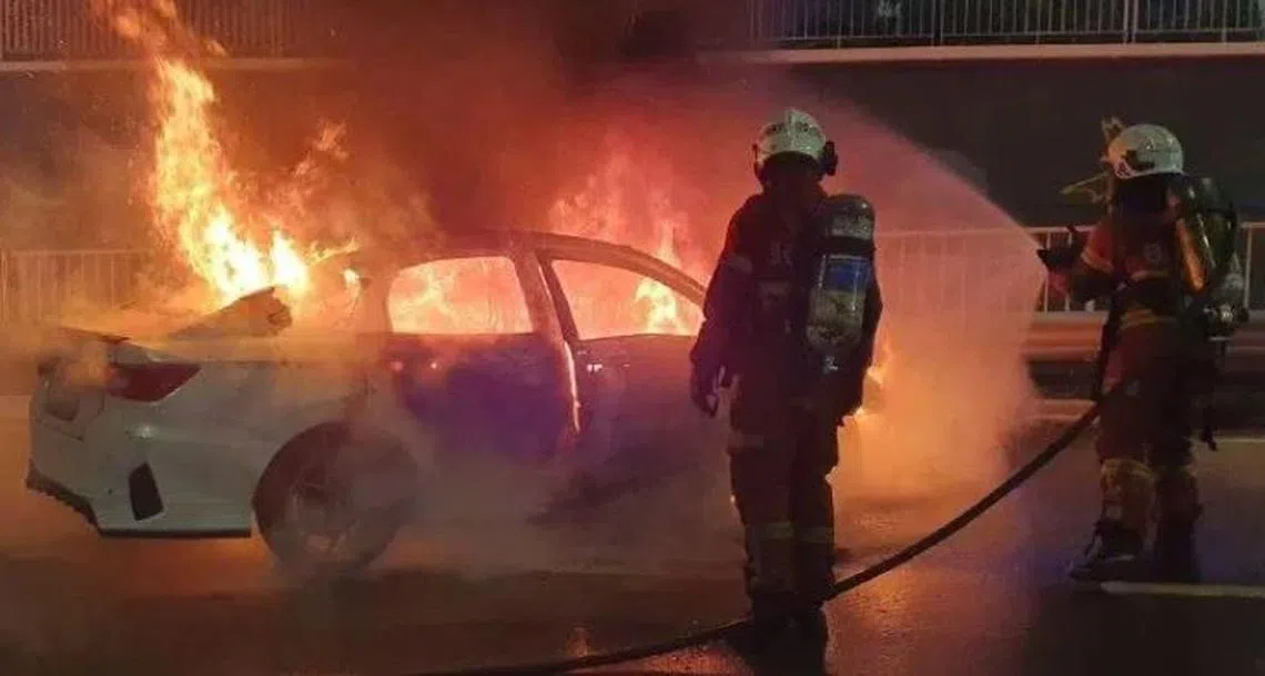消拯人员赶抵现场扑灭轿车燃起的大火。（柔佛州消拯局提供照片）