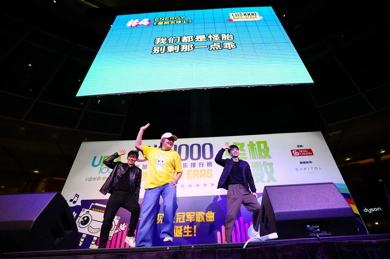 早班”The Play Show”DJ张承尧（左起）、叶丽梅和詹靖禾在揭晓第四名歌曲《星期五晚上》时，在台上载歌载舞。（林明顺摄）