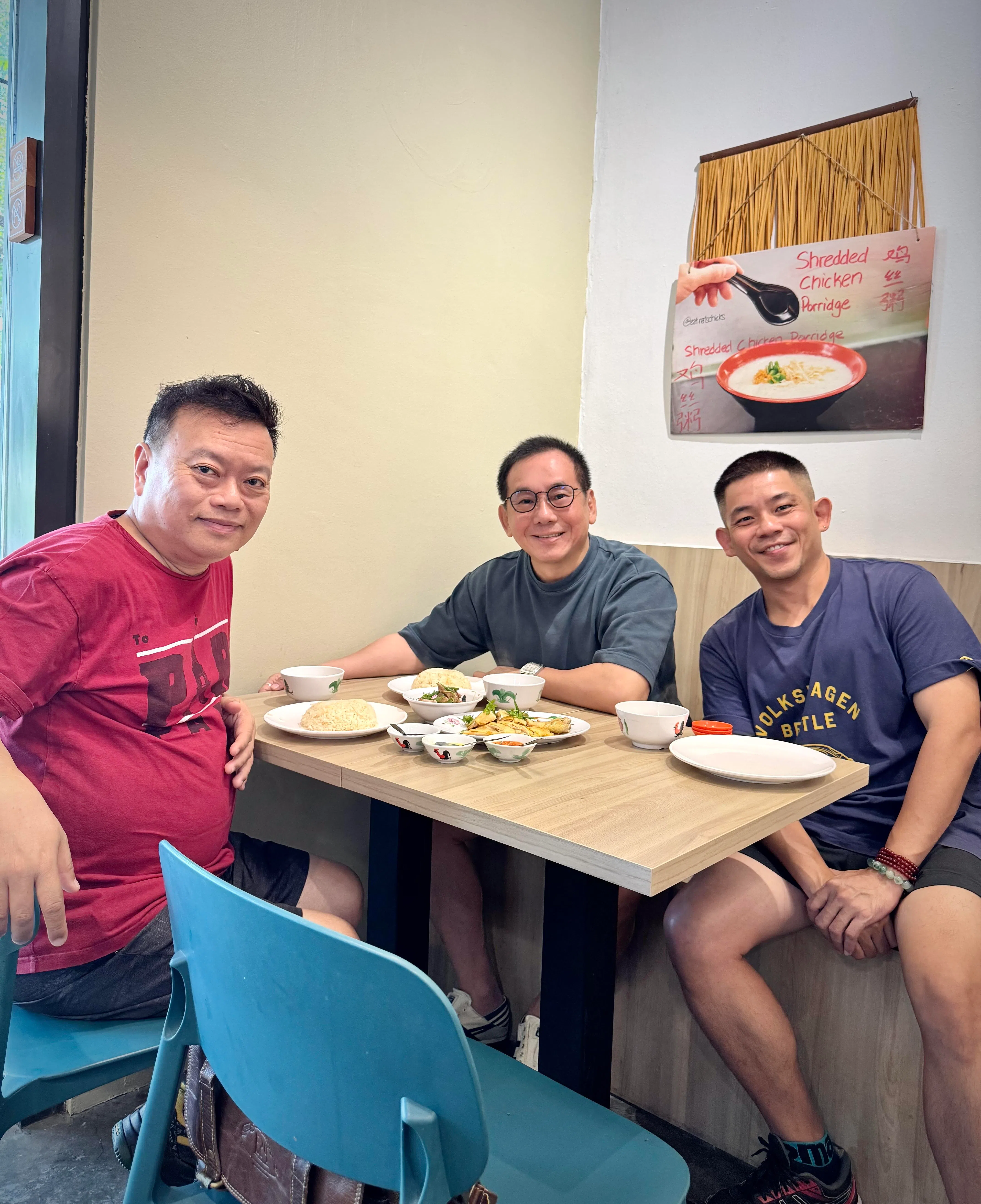 编剧许声亮（左起）、云晖翔和监制王家明为《海南故事》，吃遍新加坡各角落的海南美食。（云晖翔提供）