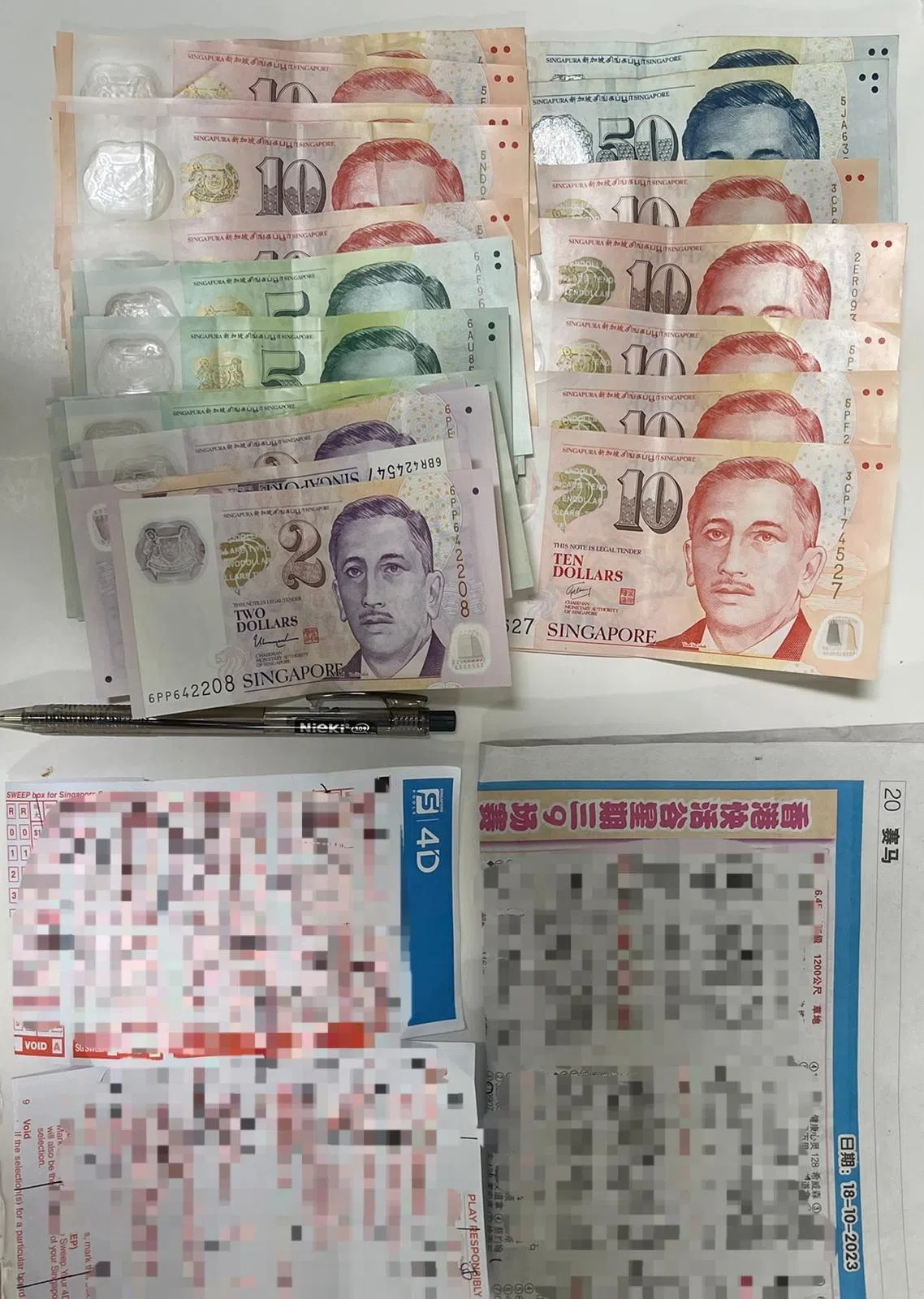 警方在行动中起获现金及非法下注单。（警方提供）