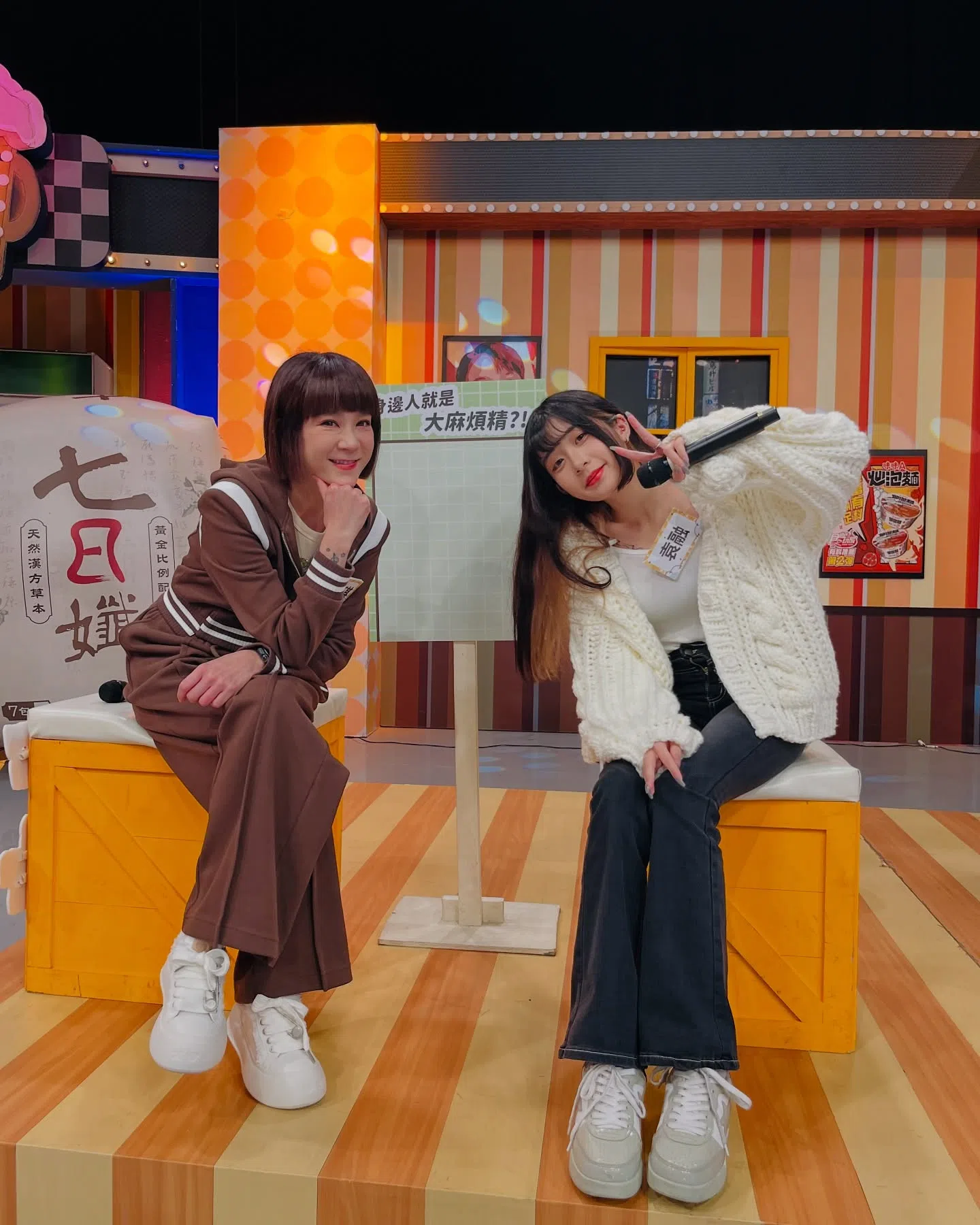 陆元琪（左）祝女儿袁融20岁生日快乐。（取自陆元琪脸书）