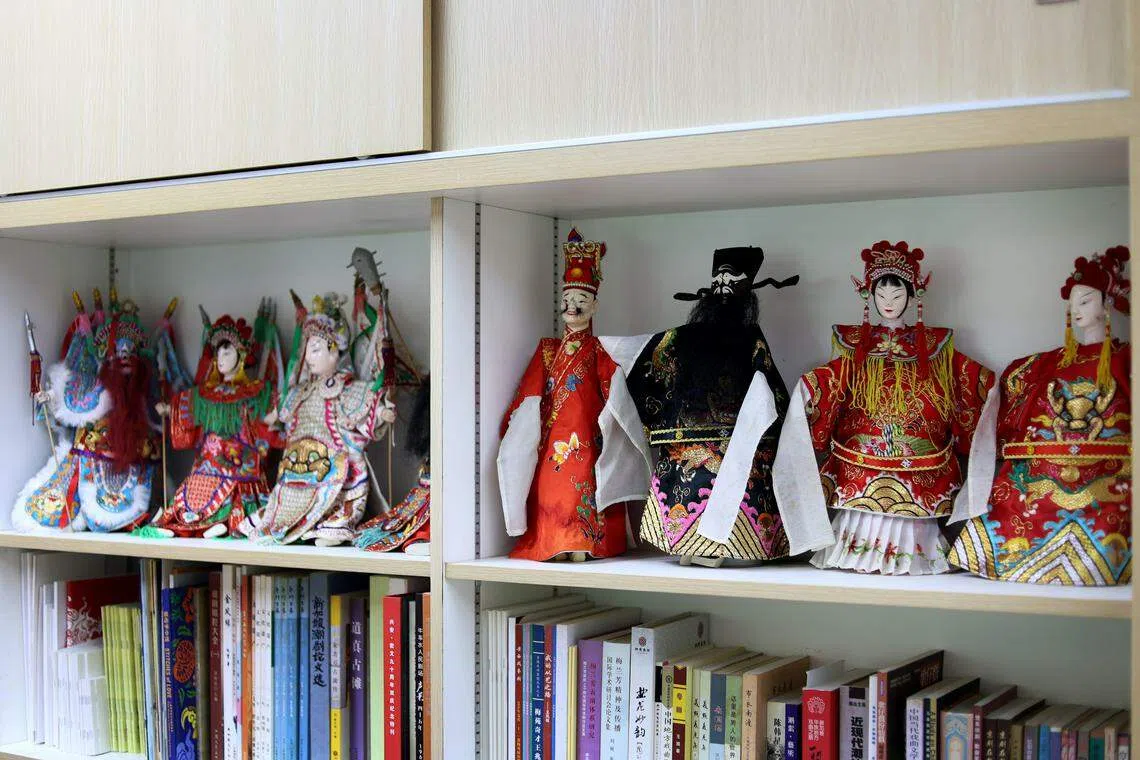 传统艺术中心的办公室除了存放书籍文件，也摆放可爱的戏曲人偶。（龙国雄摄）