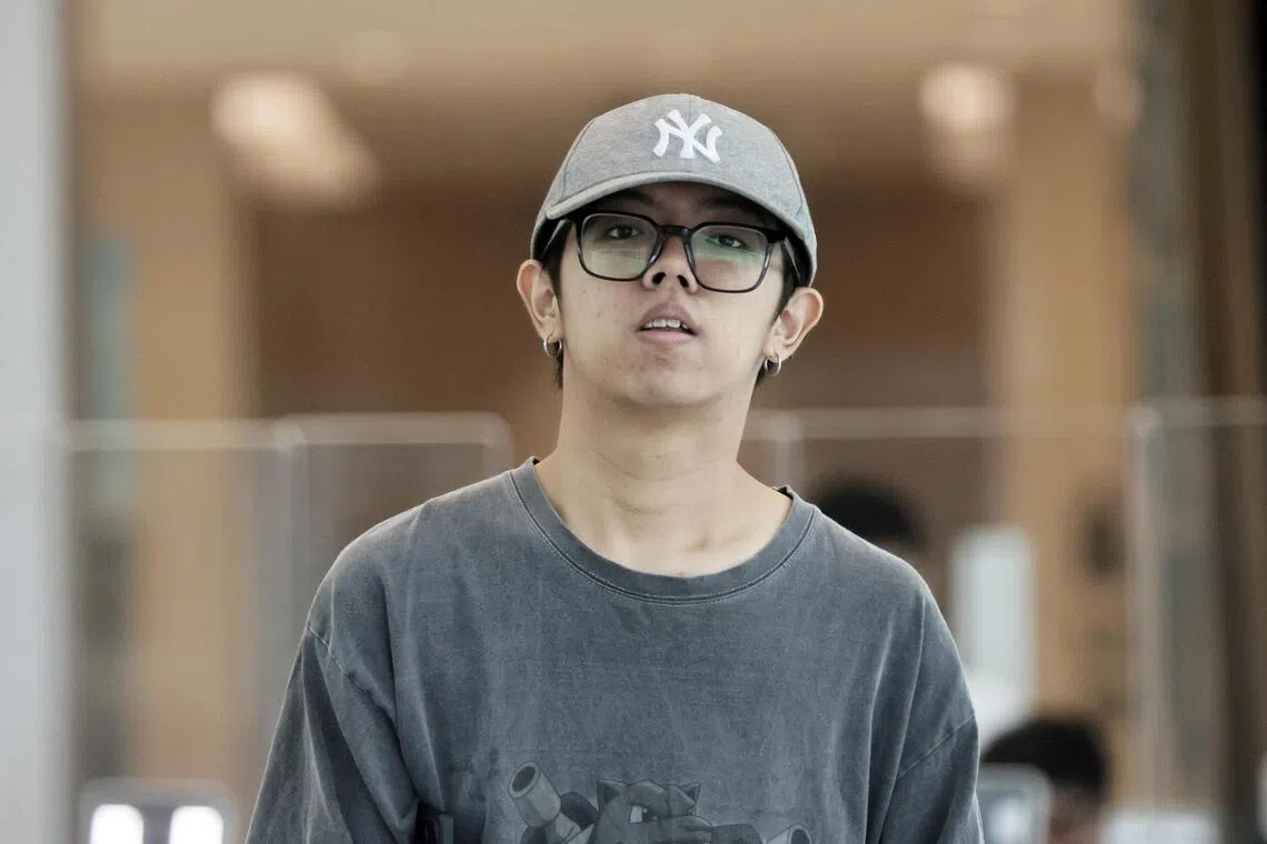 江仁凯在裕廊湖地铁站使用电子烟，引起地铁站经理的注意。（海峡时报）