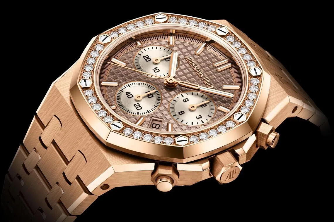 38毫米皇家橡树计时玫瑰金款，采用砂金色表盘，表圈镶嵌40颗明亮式切割钻石。（爱彼提供）