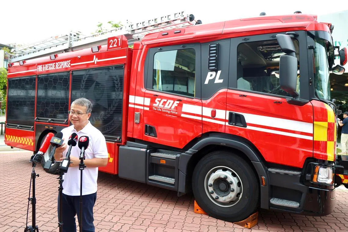 律政部长兼内政部第二部长唐振辉，在回答记者提问时说，当局一直都有针对高楼防火的措施，还提到身后的消防车是一款本地主要消防车型。（陈斌勤摄）