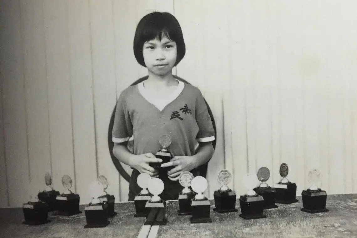 詹维言在公立新民学校（巴西立）念小学时获选进入乒乓校队，有机会发挥乒乓的天分，与队友常在全国小学比赛夺冠。（受访者提供）