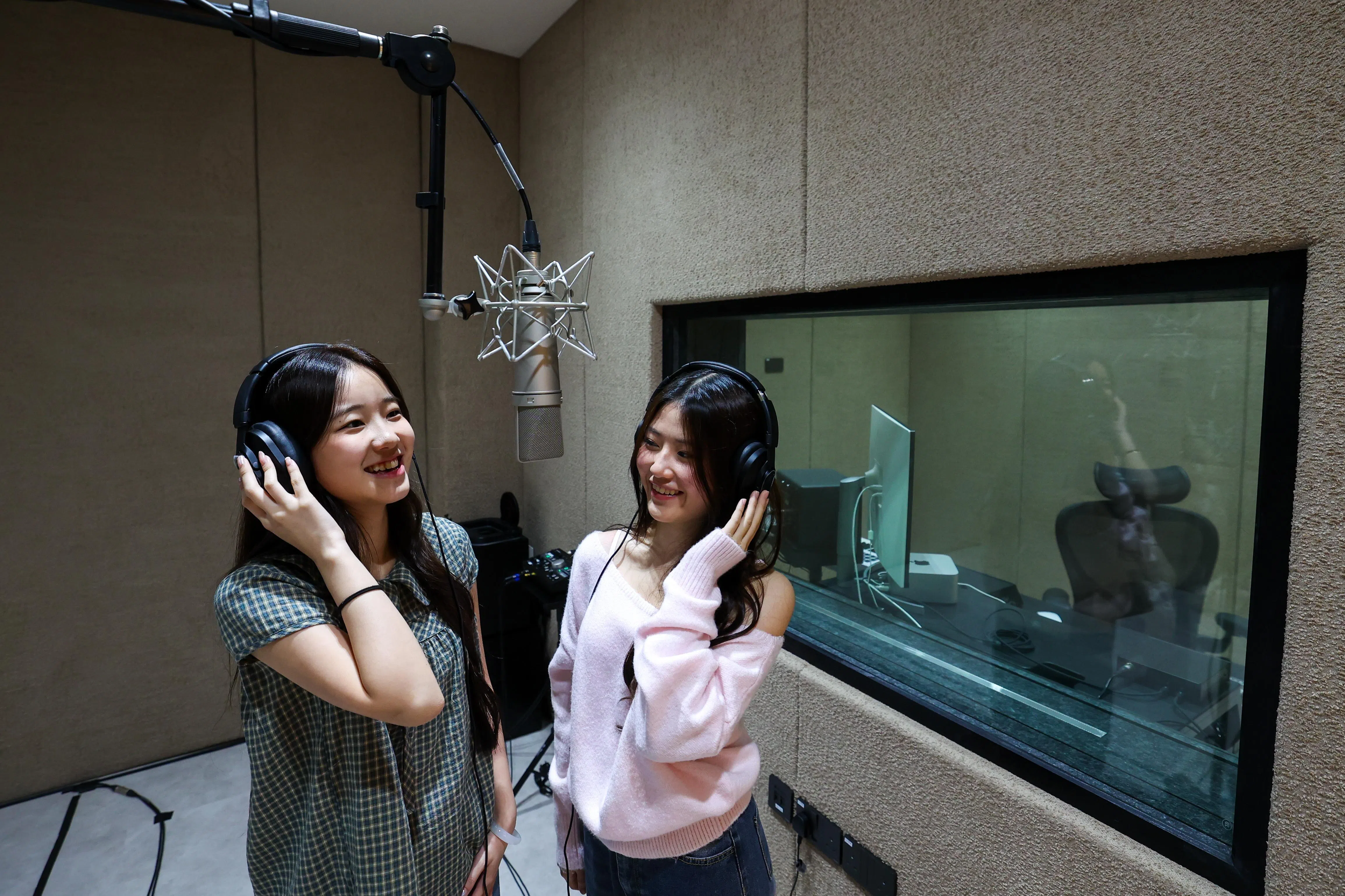 同样17岁的王诗淇（左）和潘睿是学院学生，分别来自新加坡与马来西亚。（林明顺摄）