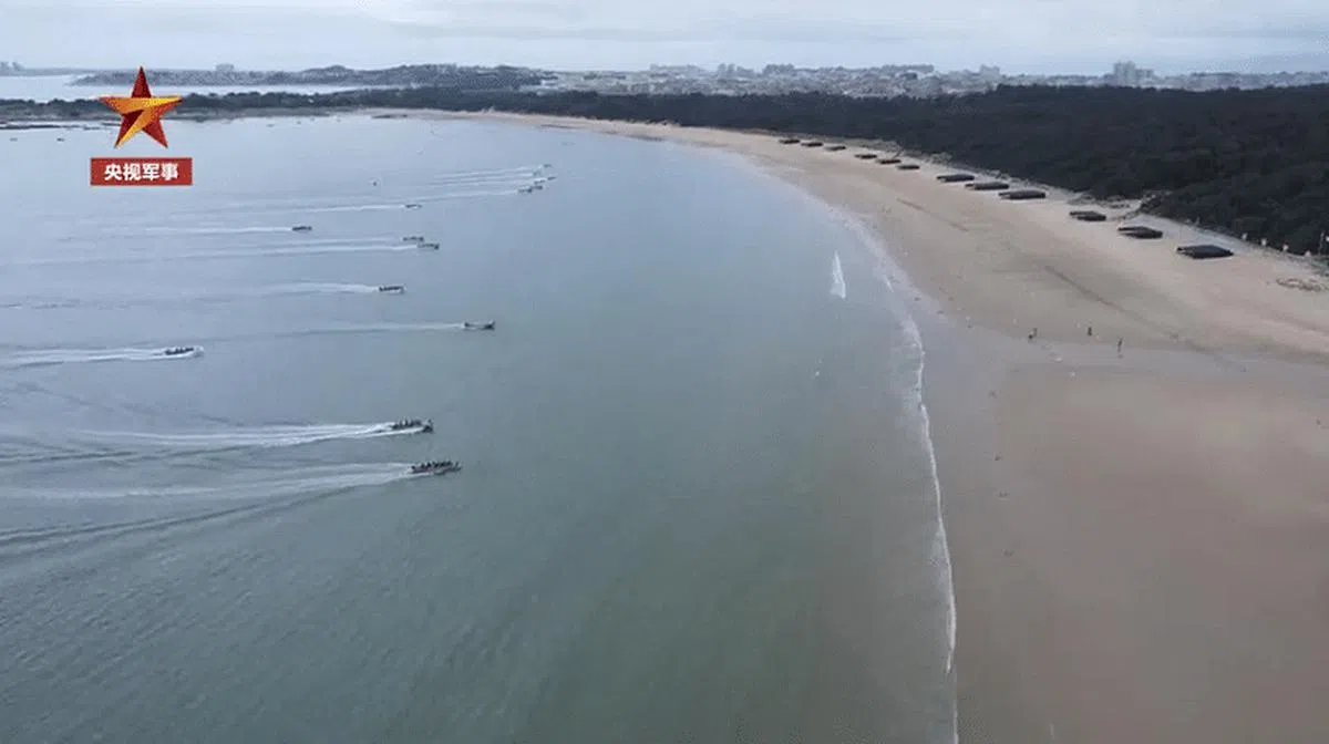 解放军陆军第73集团军某合成旅在闽南某海域组织进行抢滩登陆实战演练。（央视军事视频截图）