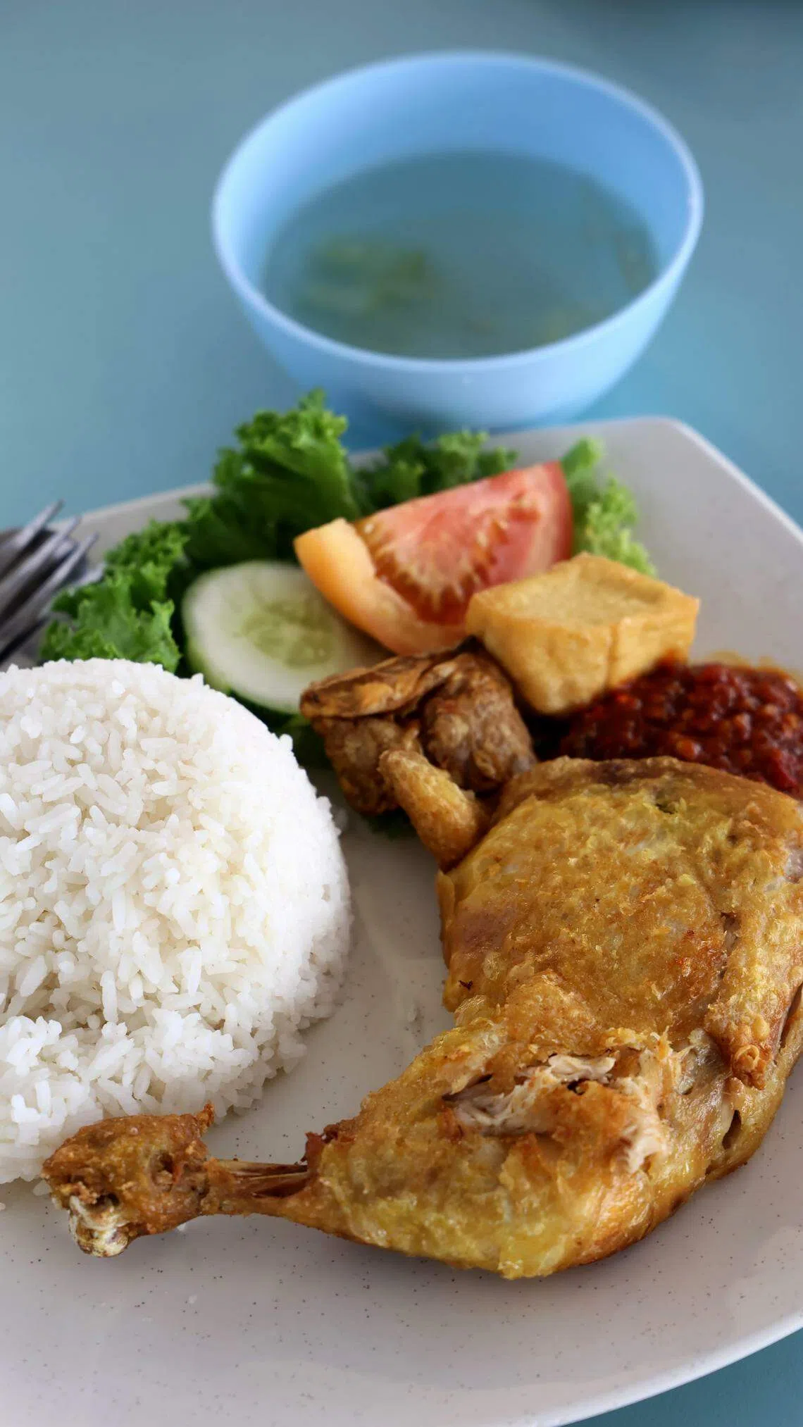 Ayam Penyet YB的印尼炸鸡，鸡腿现点现炸。（龙国雄摄）