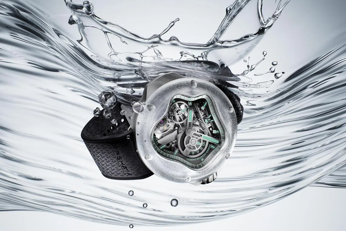 全新MP-17 Meca-10 Arsham Splash Titanium Sapphire是一件“时间雕塑”，将水的瞬息之美凝固于腕间。（宇舶表提供）