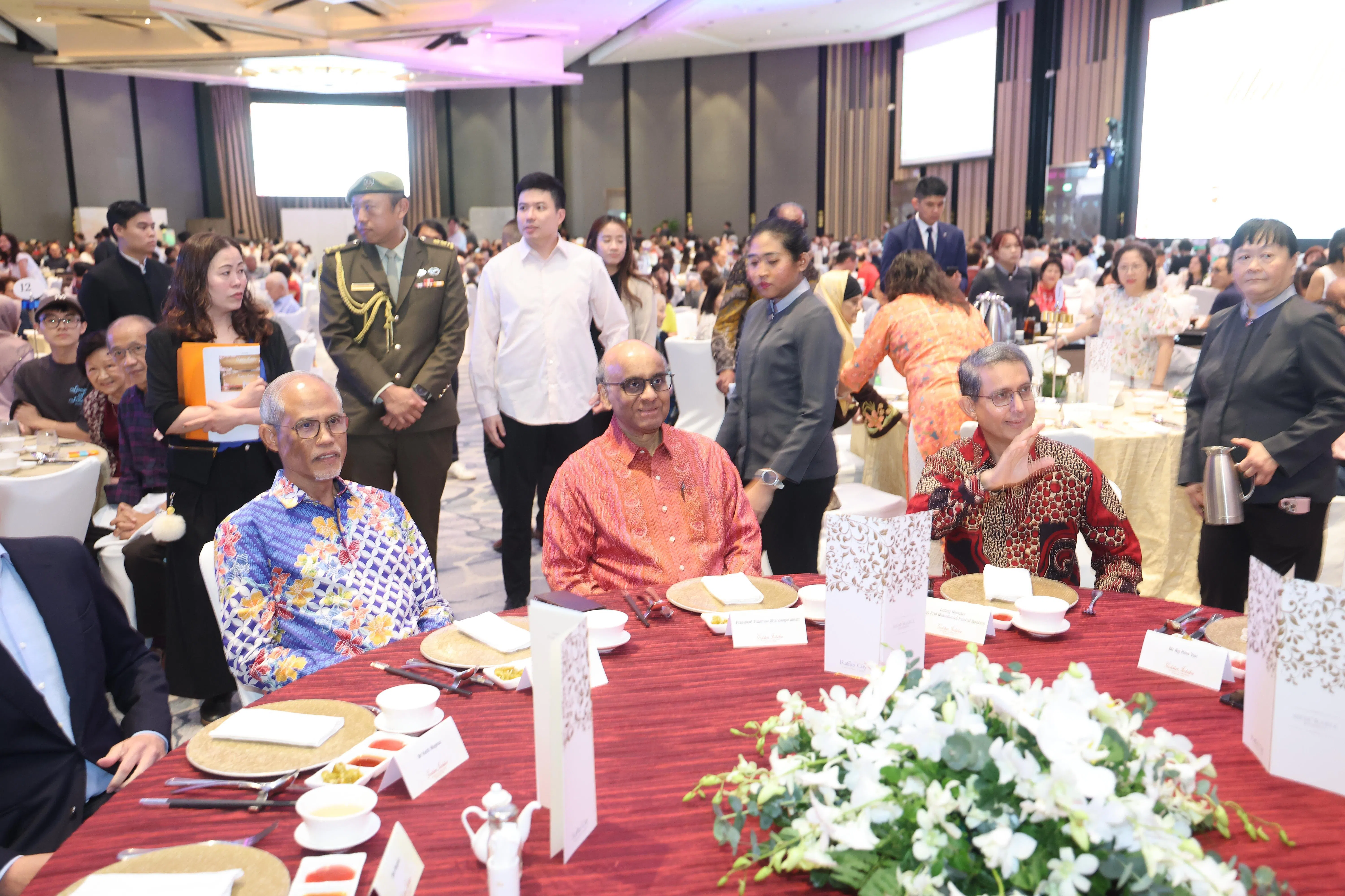 “金禧婚礼庆典”星期天在新加坡费尔蒙酒店举行。活动主宾社会及家庭发展部长马善高（左起）、尚达曼总统和主管回教事务代部长兼内政部高级政务部长费绍尔副教授，在仪式上为184对结婚超过50年的夫妇，颁发金禧纪念注册证书及纪念币等礼物。（唐家鸿摄）