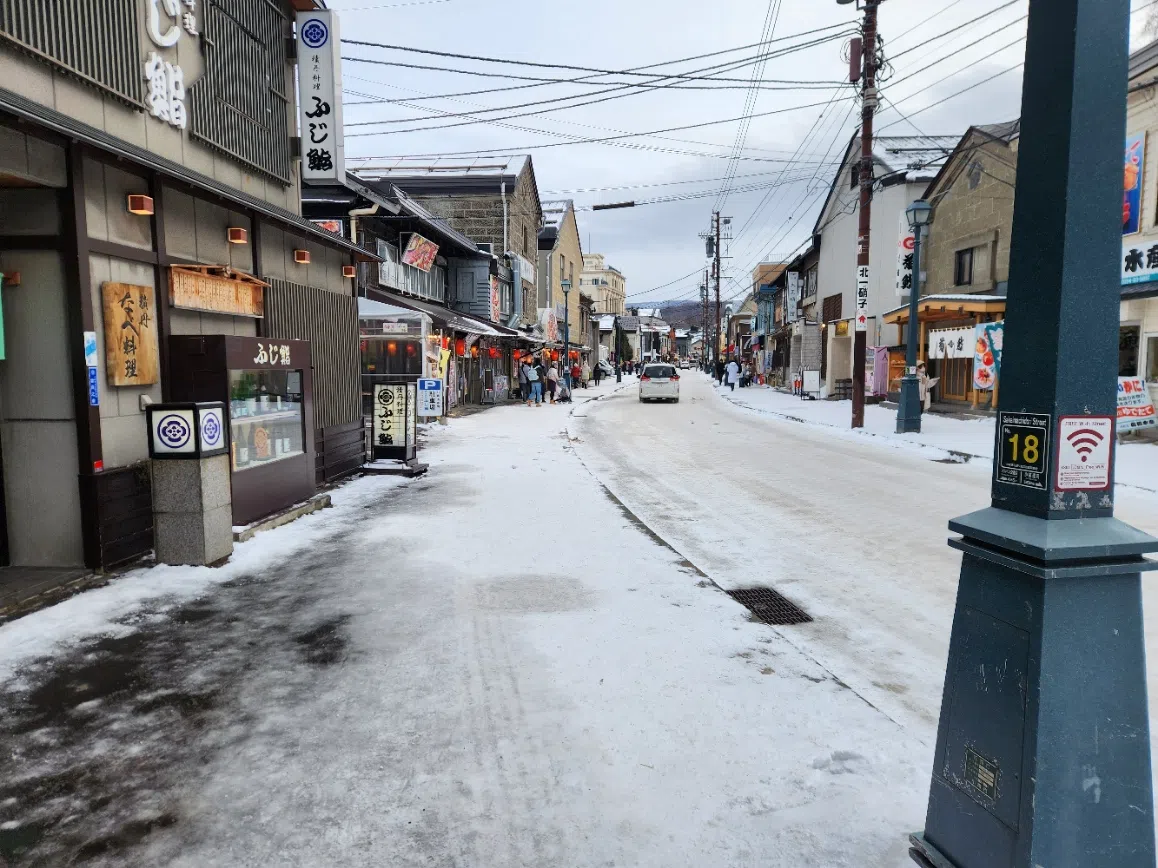 位于小樽市的商店街堺町通，传统日式建筑和时髦洋馆林立，是旅客必之到地。（李政辉摄）