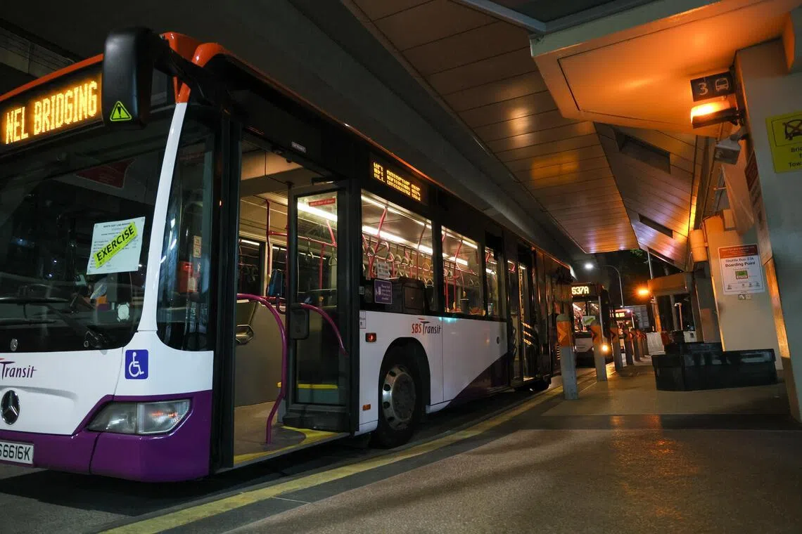 在演习中，业者出动东北线故障时提供的接驳巴士，疏导因地铁故障无法继续乘车的乘客。（张俊杰摄）