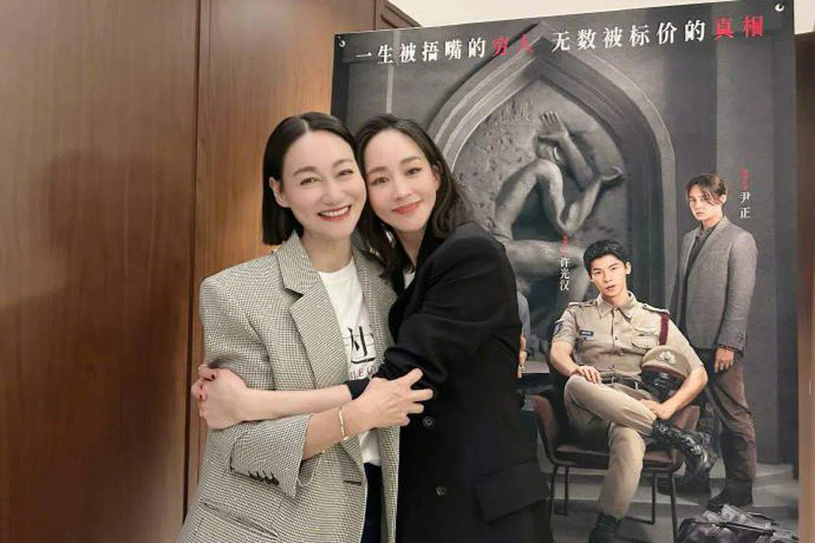 惠英红（左）与张钧甯（右）合作电影《瞒天过海》。（取自张钧甯微博）