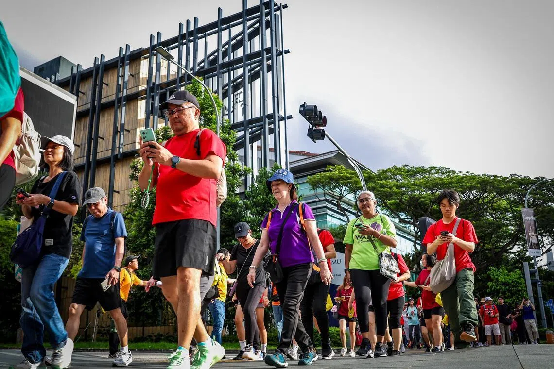 逾250名来自全岛各地的居民，星期六早上从新加坡管理大学Connexion大楼出发，准备探索全程约4公里的中区甘榜格南路线。（白艳琳摄）