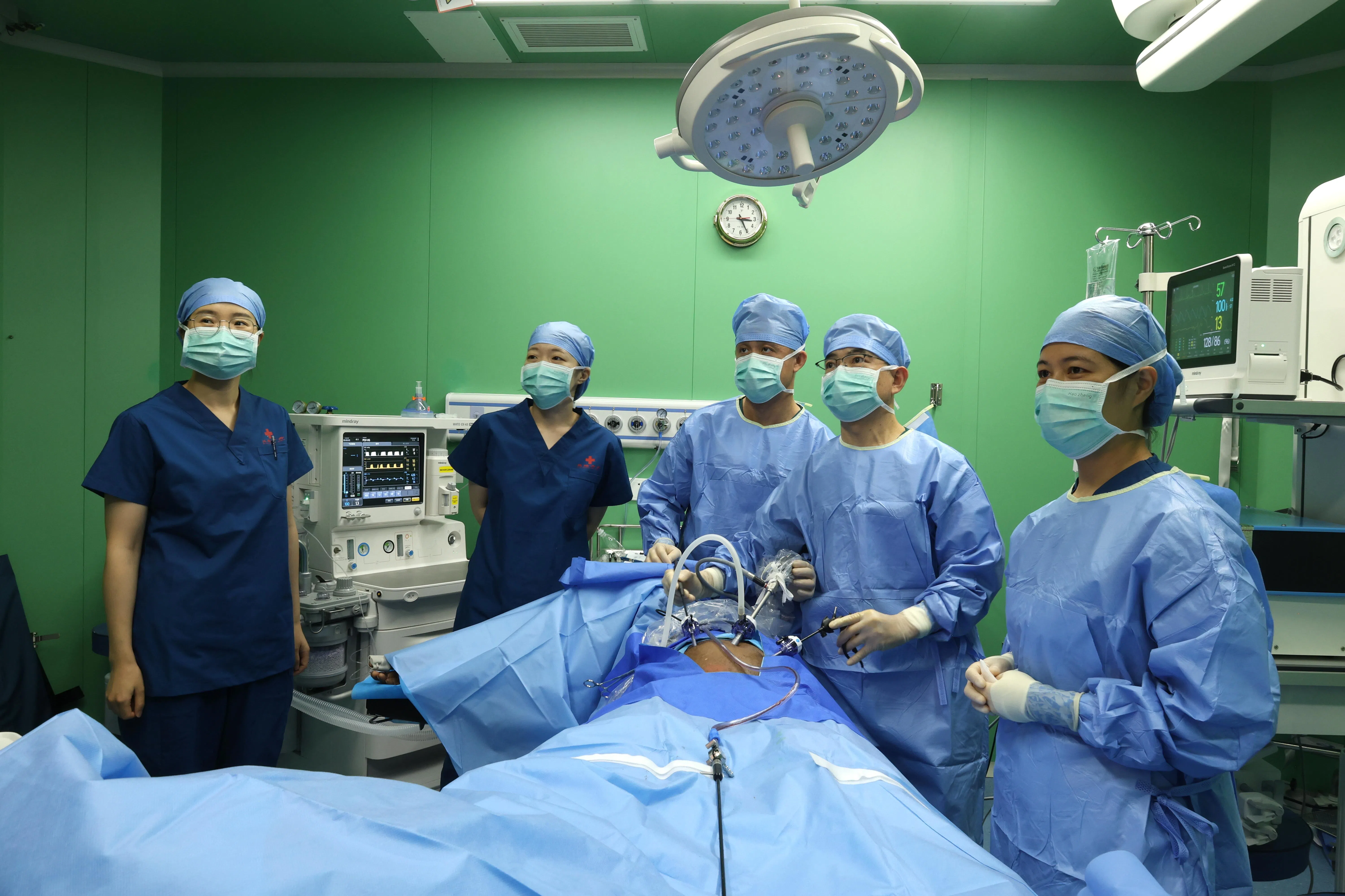 执行“和谐使命-2025”任务的中国海军“丝路方舟”号医院船，今年4月13日在巴布亚新几内亚开展医疗服务，这是医院船医护人员开展手术。巴布亚新几内亚是“丝路方舟”号医院船执行“和谐使命-2025”任务的最后一站。“丝路方舟”号医院船4月15日结束对巴布亚新几内亚的访问与医疗服务，驶离莫尔兹比港起程回国。（新华社）