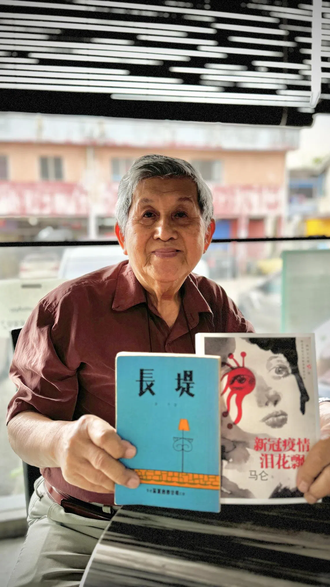 马华资深马仑二十出头创作《长堤》，近年新写的长篇小说《新冠疫情泪花飘》也关乎新柔两地。（陈宇昕摄）