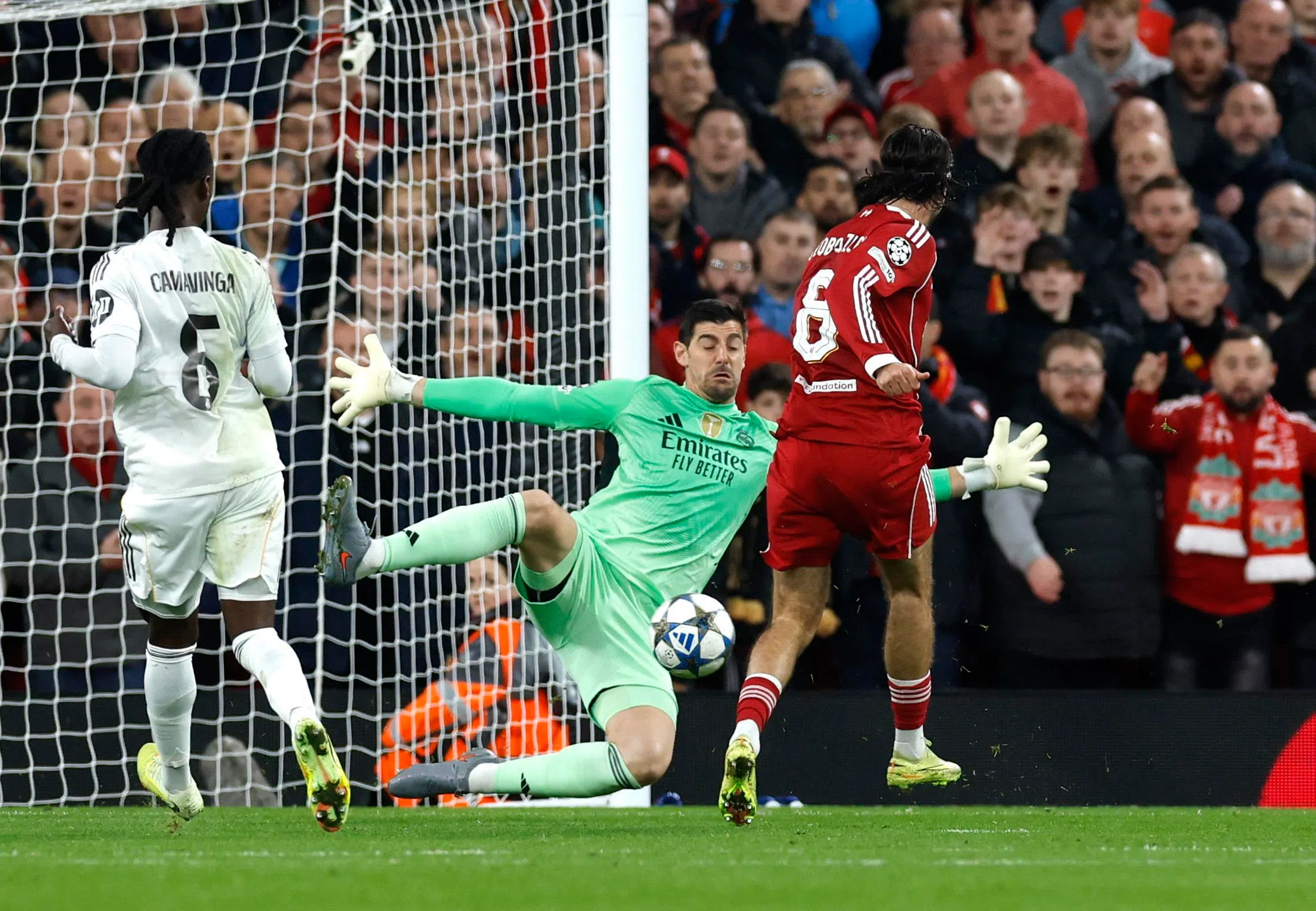 库尔图瓦（中）神勇地用右腿挡出索博斯莱（红衣）在第27分钟的近距离射门，避免球队早早落后。（路透社）