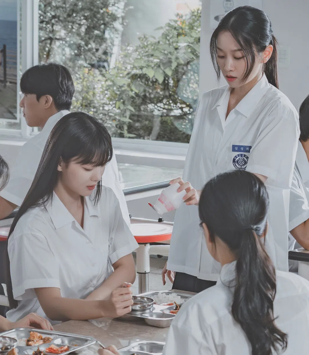 白雅珍（金裕贞饰，左）被同班同学沈圣希（金怡景饰）刁难。（取自TVING脸书）