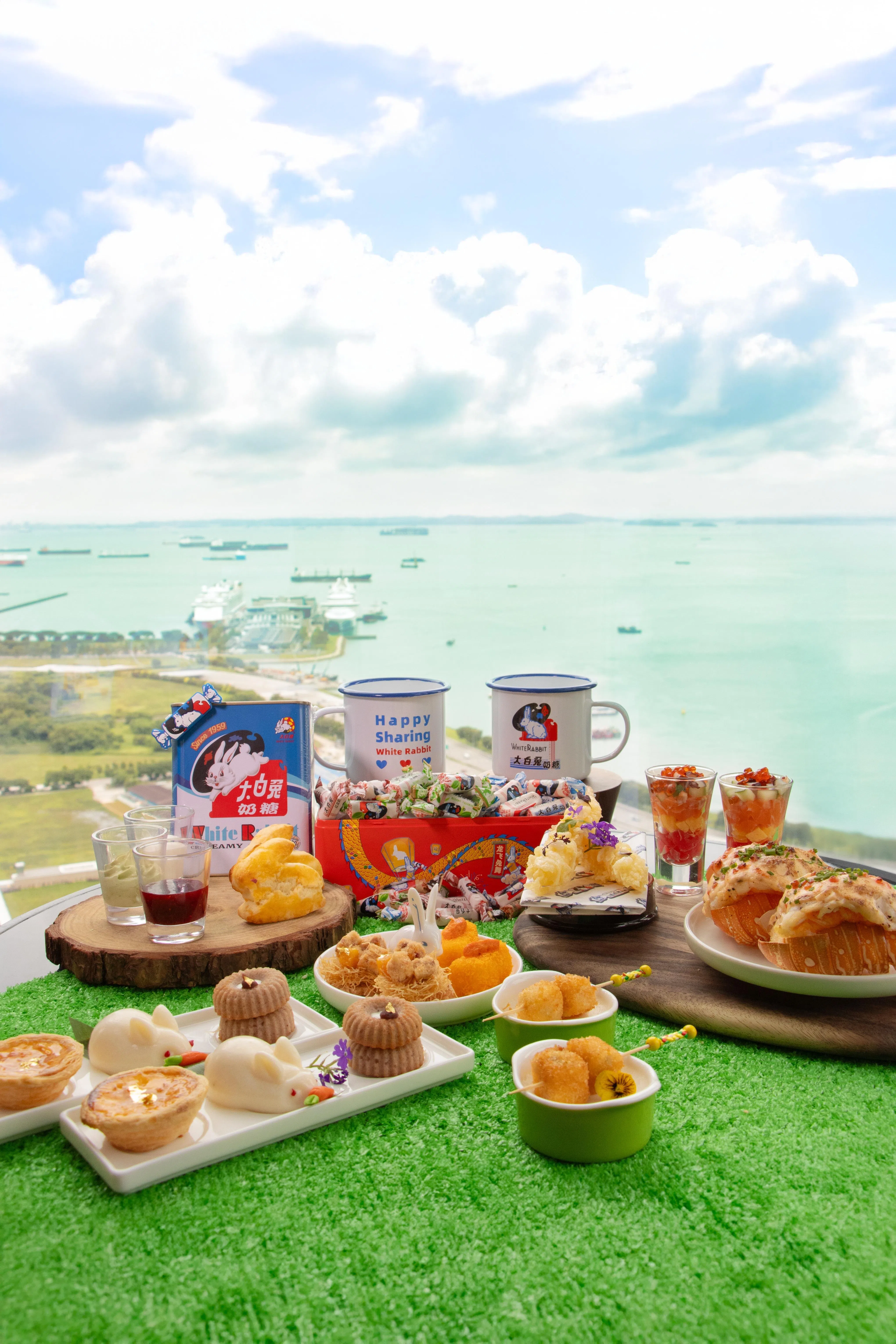菜单亮点包括：香草大白兔牛奶蛋挞、丝滑大白兔牛奶布丁、兔子造型大白兔牛奶司康饼等，咸甜搭配层次丰富。（酒店提供）