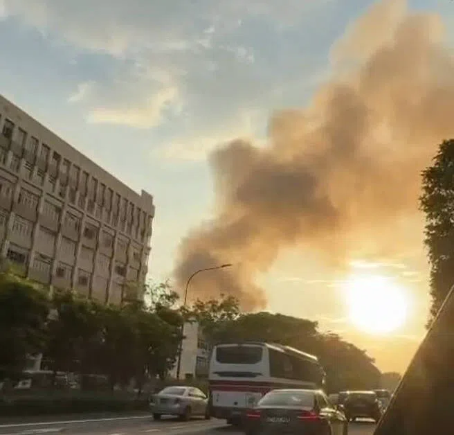 火势引发的浓烟，在数公里外都可清楚看见。（读者提供）