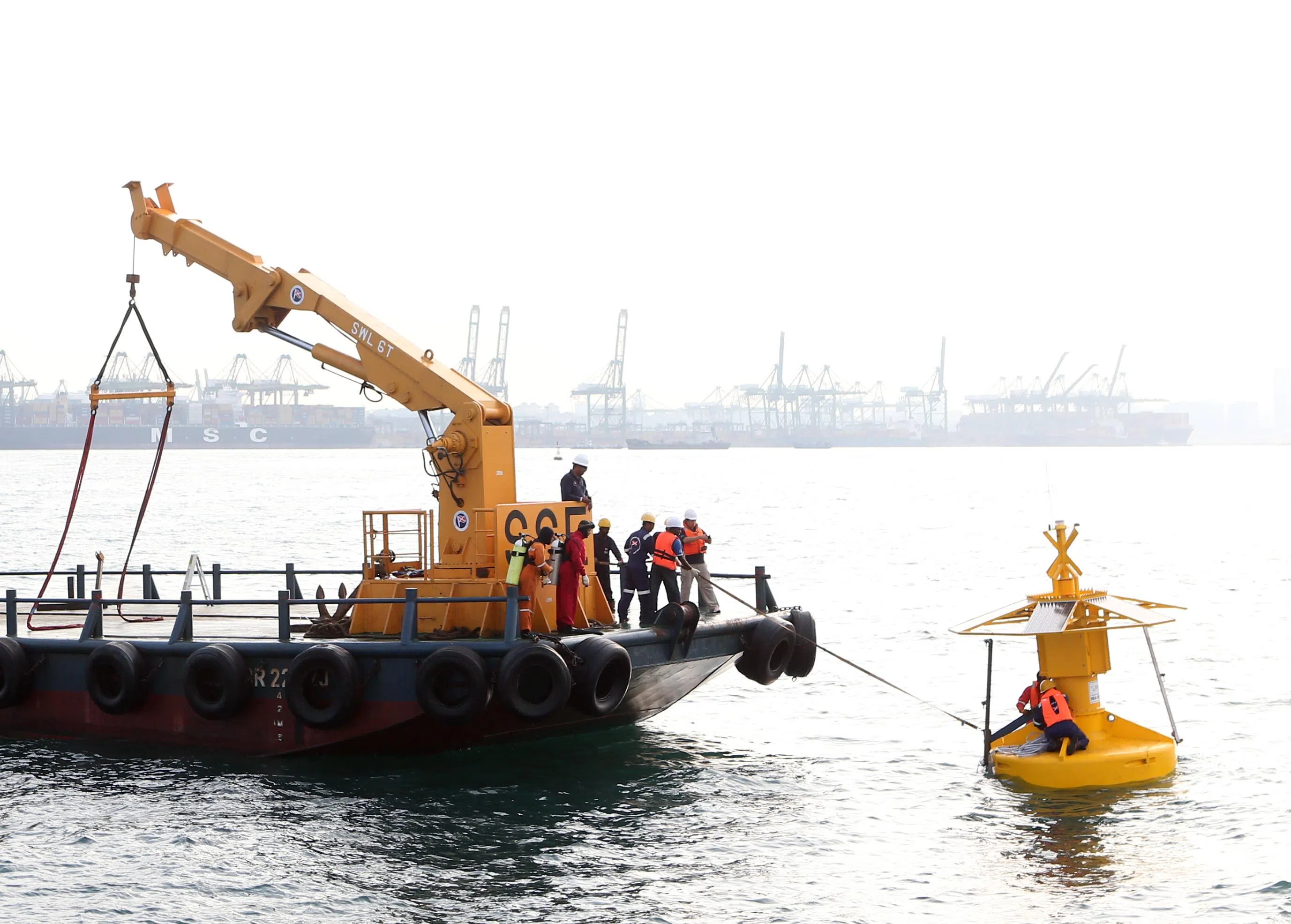 我国2013年在南部海域西林暗安置最后一个浮标，工作人员当时用起重机将重达1000公斤的浮标放置在指定位置，整个过程花了约半小时。（档案照片）