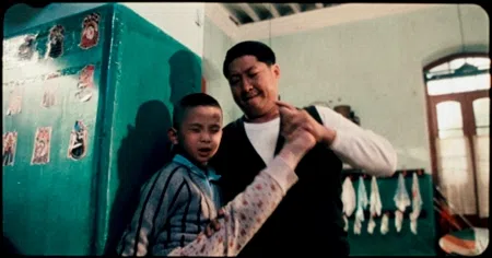 洪金宝（右）在罗启锐1988年执导的《七小福》中饰演师傅于占元。（新加坡华语电影节提供）