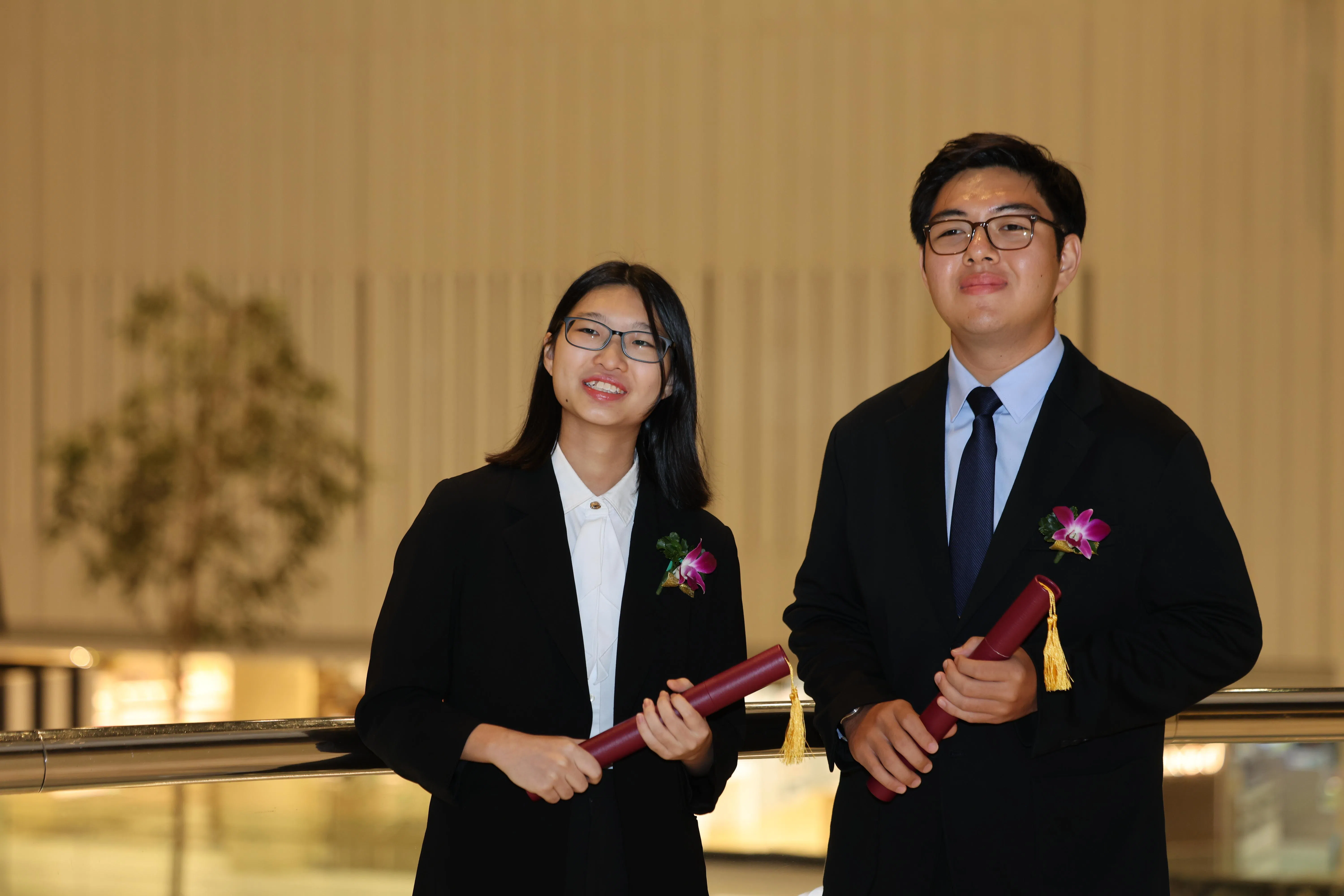 新加坡工程师学会从今年起颁发奖学金，嘉奖展现领导力和毅力的工程领域优秀学子。获得者包括吴凡（右）和陈玟璇。（梁麒麟摄）