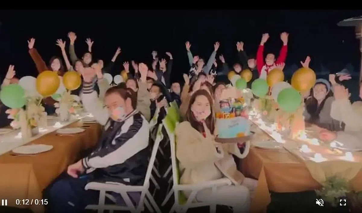 昆凌在庆生会上拿着蛋糕为老公庆生。（互联网）