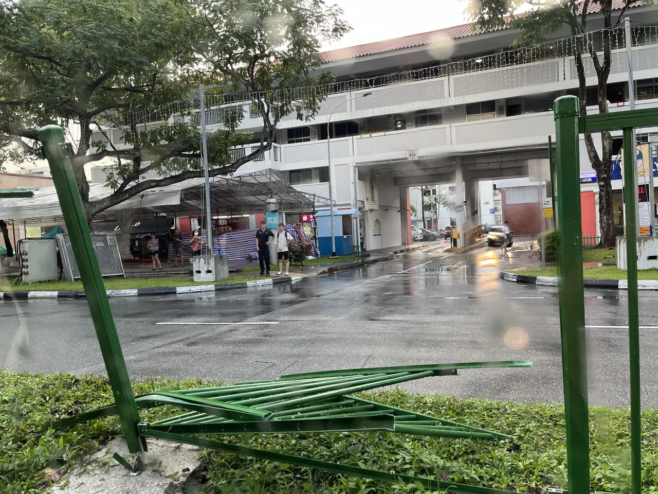 车辆冲破中间围栏，闯上人行道。（吴睿明摄）