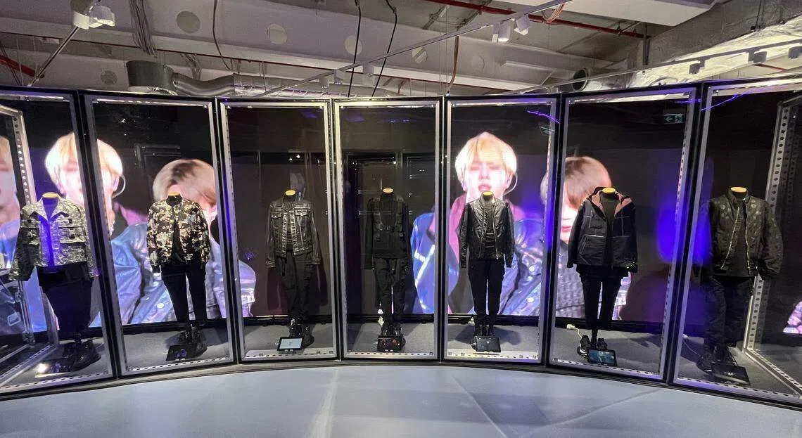 现场展出迪奥为BTS成员量身定做的打歌服。（新加坡科学馆提供）