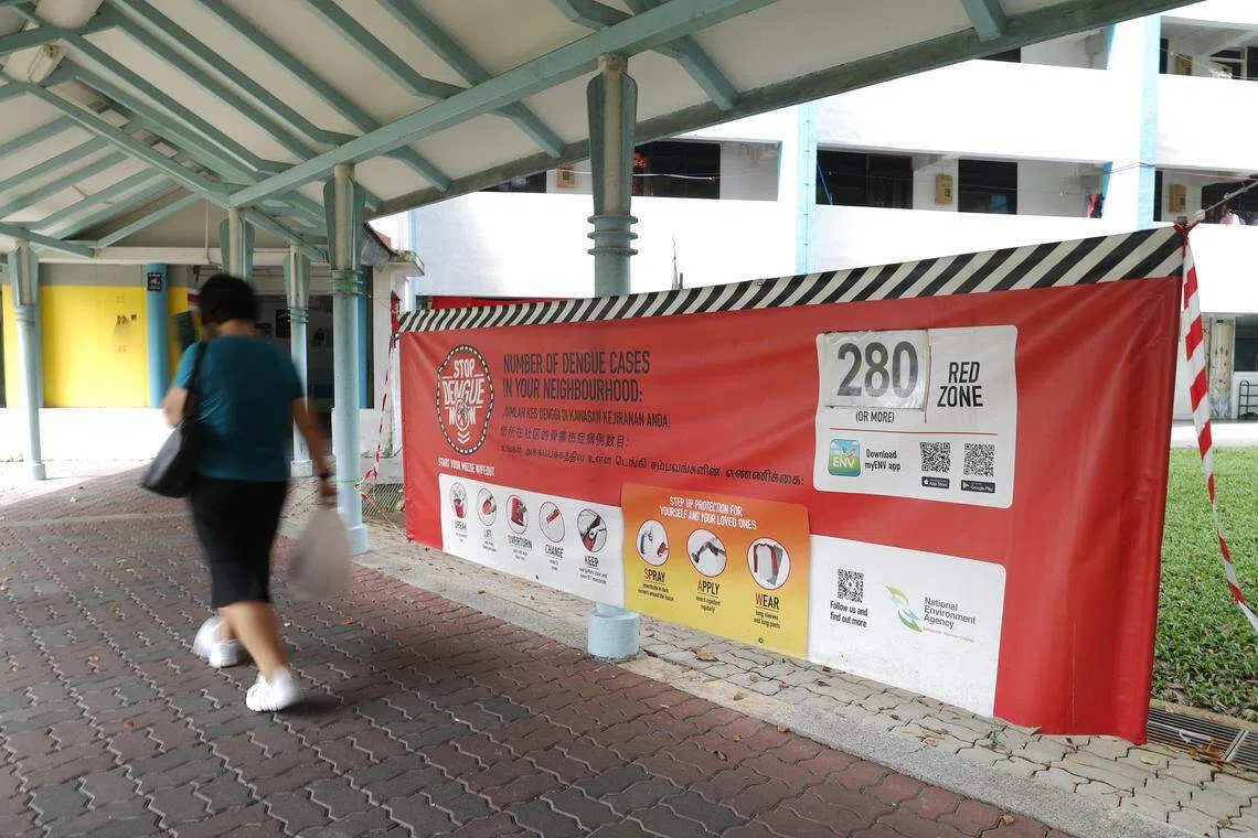 文礼坊第209座组屋楼下张挂布条，警惕居民区内骨痛热症病例在增加，提醒大家杜绝蚊虫滋生。（蔡家增摄）