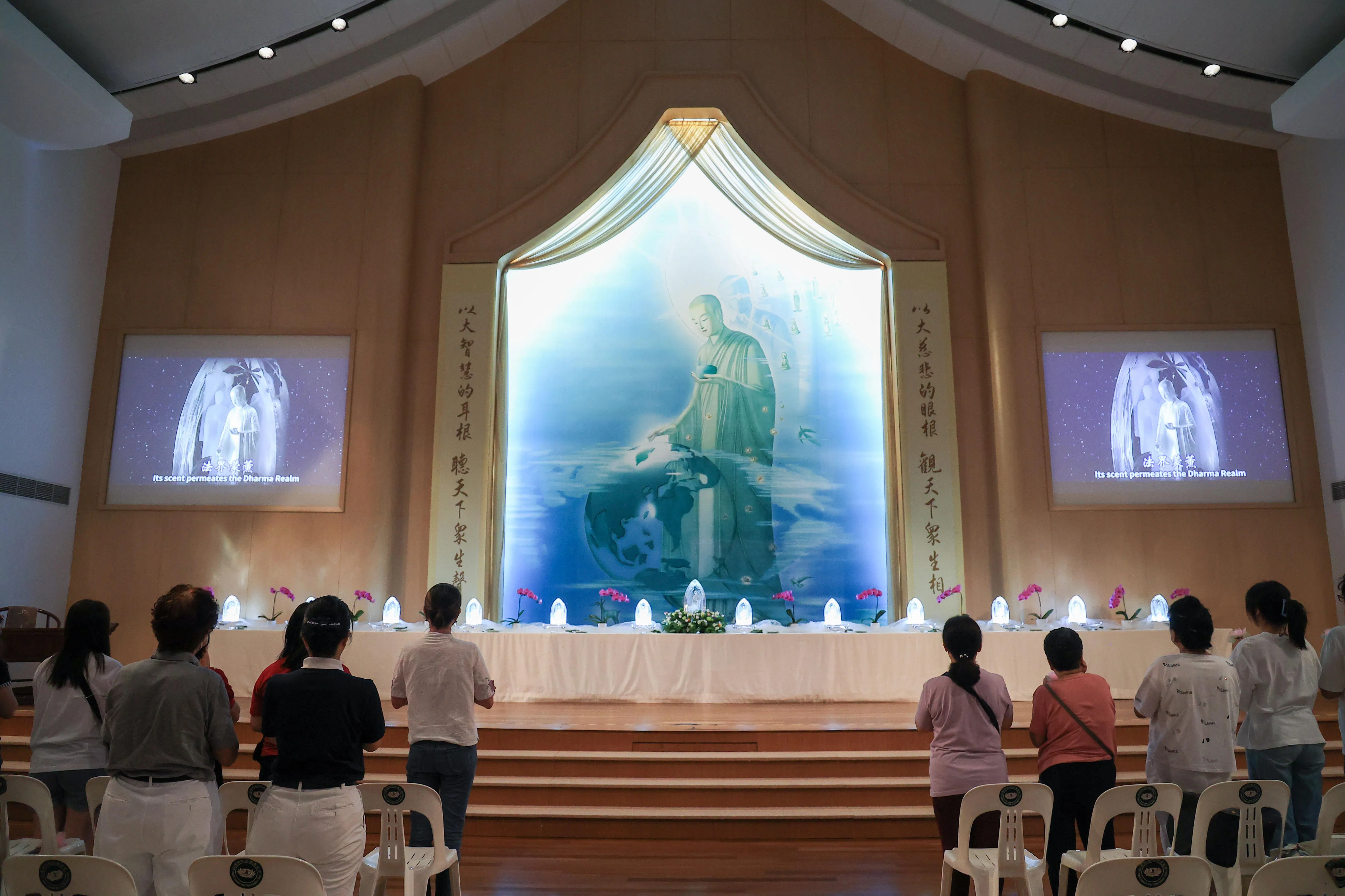 配合节日，佛教慈济功德会（新加坡）于静思堂三楼的佛堂举办浴佛仪式，分三个时段举行。（吴先邦摄）