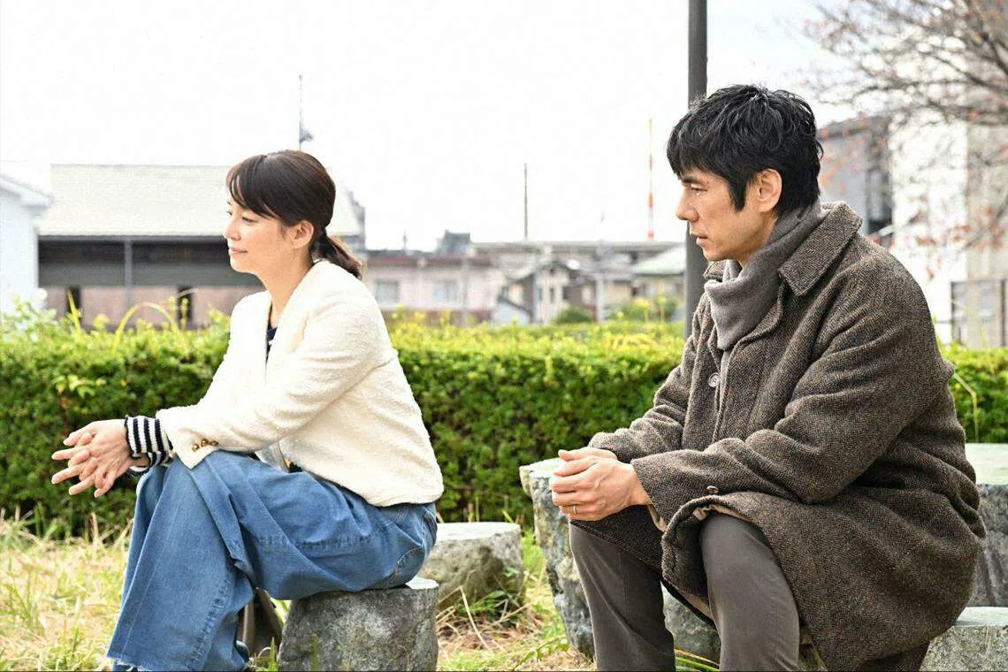 石田百合子（左）扮演西岛秀俊的分居妻子，努力修复家庭关系。（互联网）