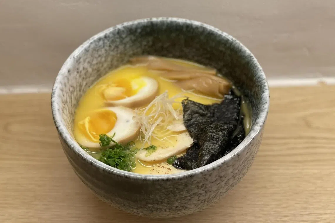 鸡汤拉面，面条顺滑有劲道，搭配香嫩鸡肉、温泉蛋和紫菜，整体口味温和。（黄靖晶摄）