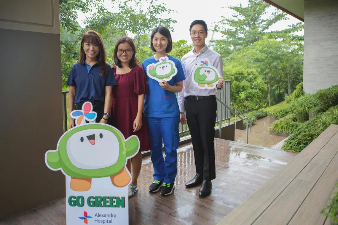 亚历山大医院审核与可持续部主任易莙妮（左起）、高级药剂师文春佩、助理临床护士戴癸冰，以及审核与可持续部副经理董亮豪都是医院的绿化委员会成员。他们认为，减少医疗废物的关键都在日常工作细节里。（刘志诚摄）