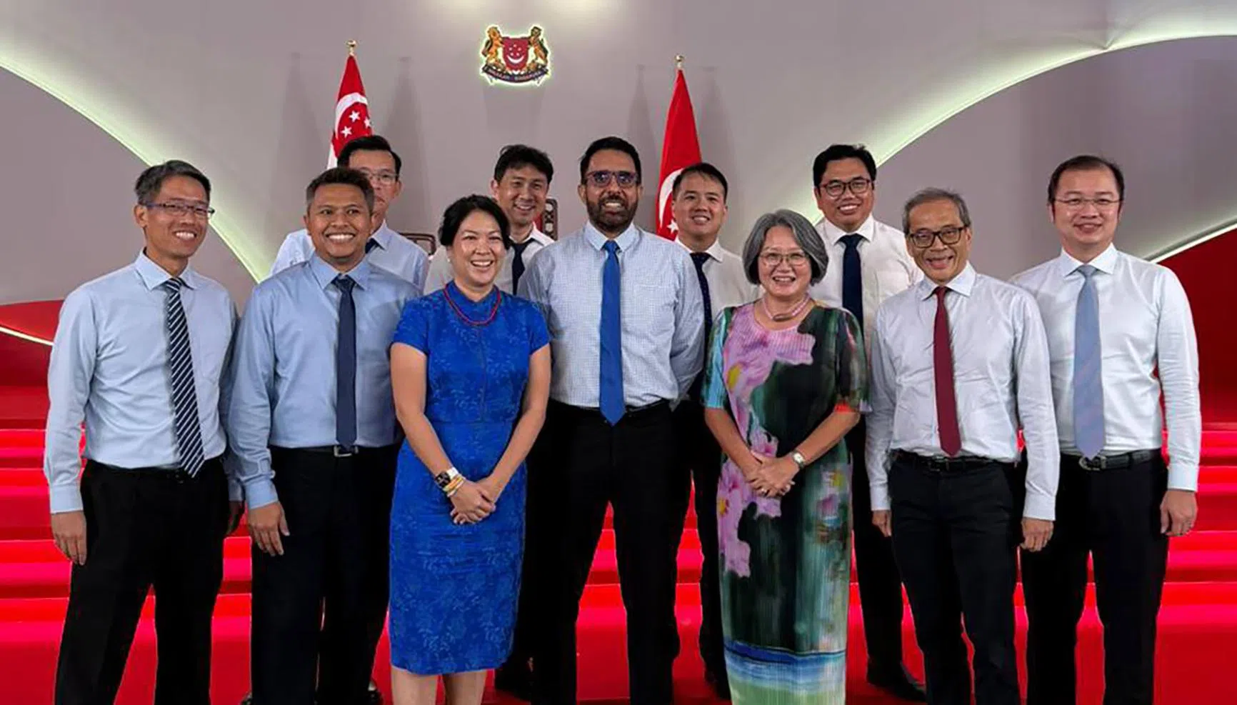 工人党秘书长毕丹星（中）连同其他工人党议员与非选区议员星期五出席新内阁宣誓就职典礼。他们包括严燕松（左起）、穆海民、张文杰、何廷儒、林志蔚、刘宇扬、林瑞莲、莫哈默法理、陈立峰与蔡庆威。蒋佩姗因出国公干未能出席。（取自严燕松脸书）