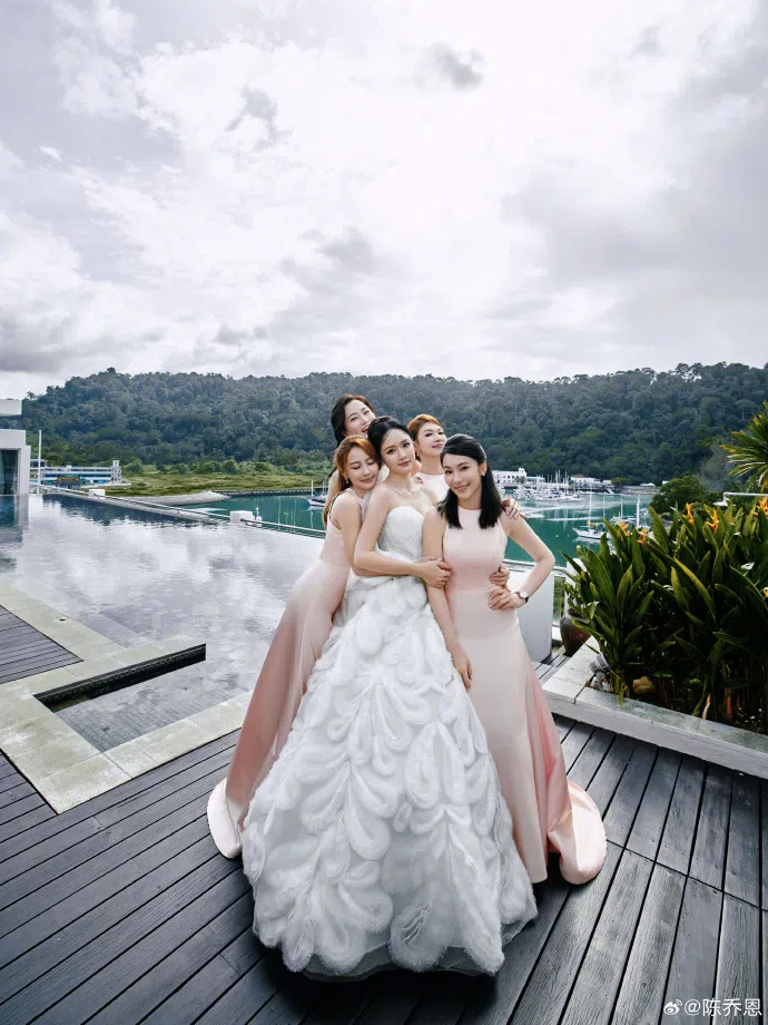 陈乔恩的四个伴娘都是昔日女团“七朵花”的成员。（取自陈乔恩微博）
