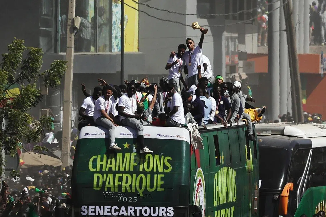 塞内加尔国家队带回非洲国家杯，吸引民众倾城而出夹道欢迎。不料非洲足联将冠军改判给摩洛哥的决定，让两国关系陷入紧张。（路透社）