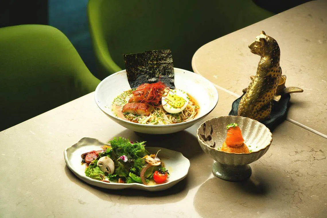 午间套餐收费$28，包括：一份鳗鱼拉面、开胃小菜和沙拉。（餐馆提供）