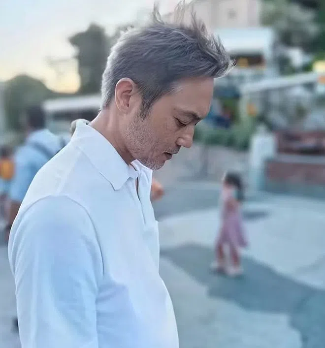 张智霖满头白发和一脸胡渣的模样，虽然跟往日的冻龄男神样比起来，变化非常大，但还是很Man。（取自袁咏仪抖音）