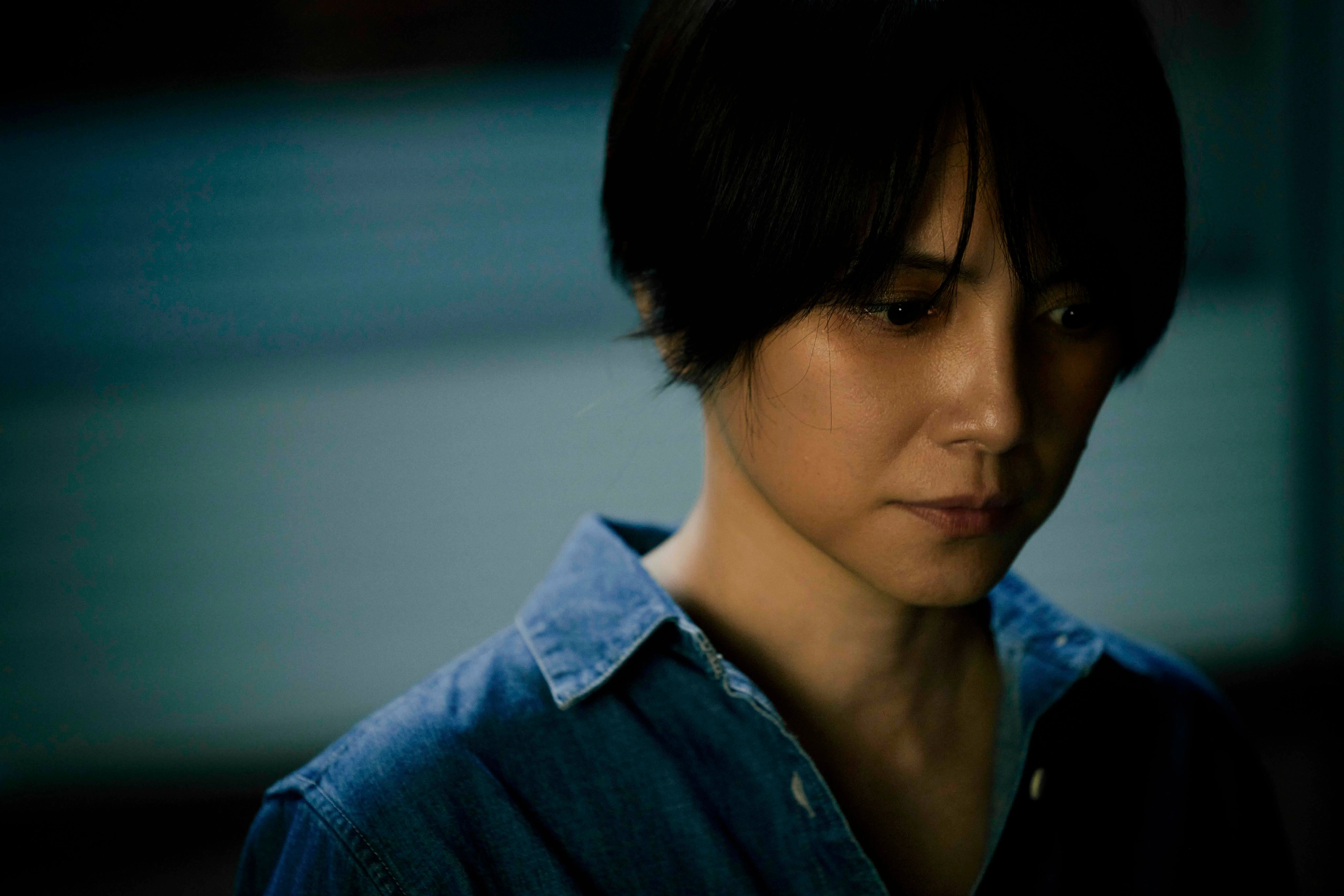 李心洁扮演的赵静是一名外表冷静、内心压抑的单亲妈妈。（Netflix提供）