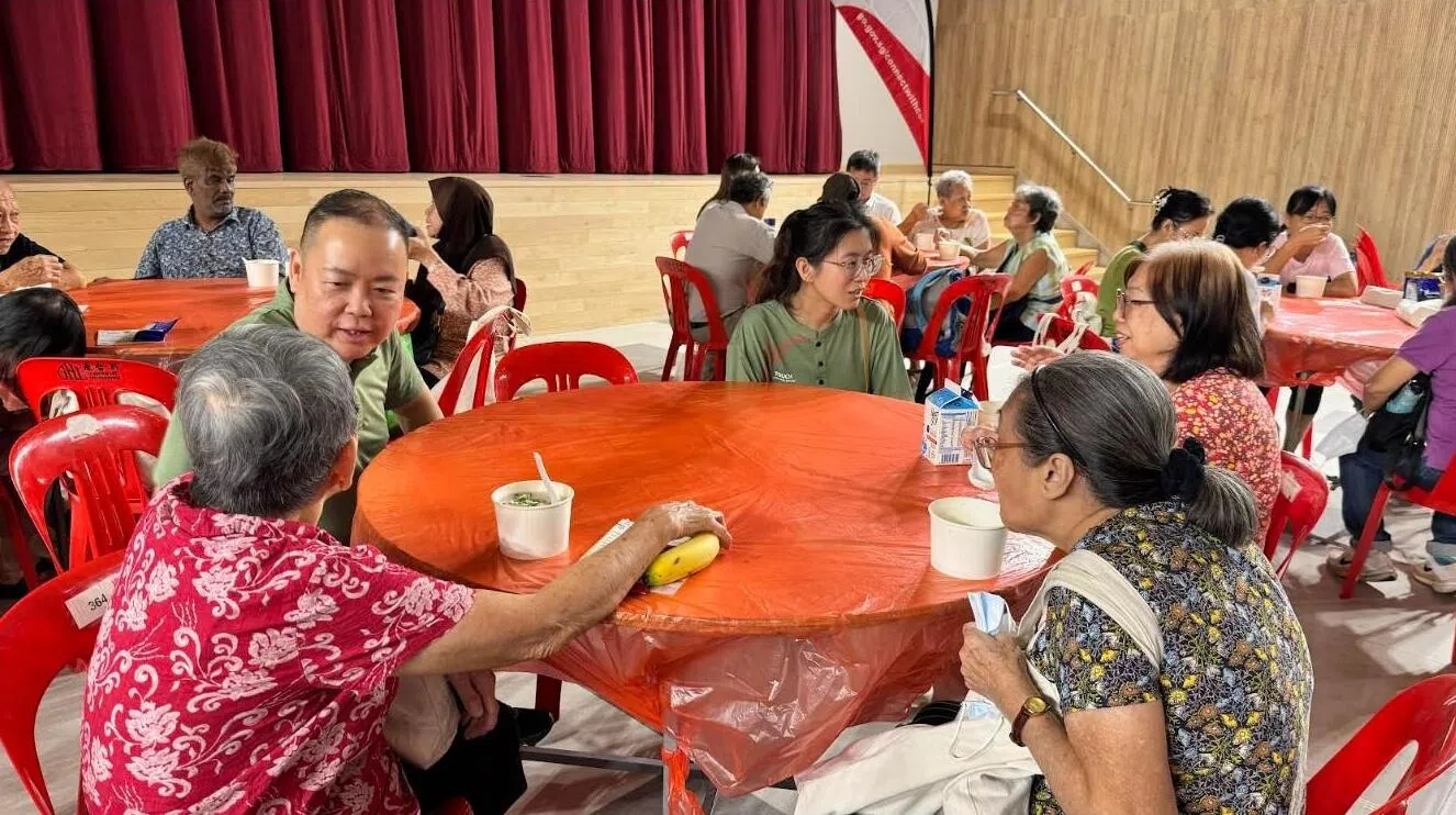 静山民众俱乐部星期天举行对话会，让居民边用简餐边对话，讨论日常生活中的情绪波动与心理健康方面的挑战。（静山民众俱乐部提供）